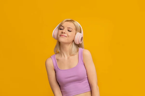 Dobrý zvuk. Nadšená dáma nosí bezdrátová sluchátka, poslouchá hudbu se zavřenýma očima — Stock fotografie