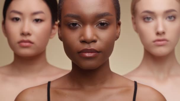 Mezinárodní krása. Zblízka portrét asijských, afrických amerických a kavkazských dam dívajících se vážně na kameru — Stock video