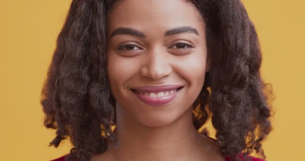 Jovem menina afro-americana sorrindo amplamente para a câmera — Vídeo de Stock
