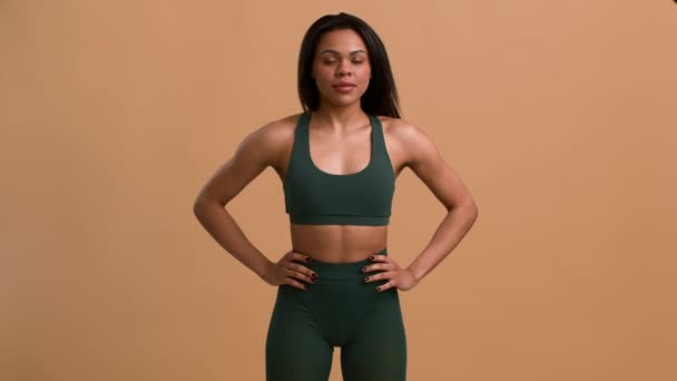 Fitness Lady csinál nyak hajlítás és forgó gyakorlat, bézs háttér — Stock videók