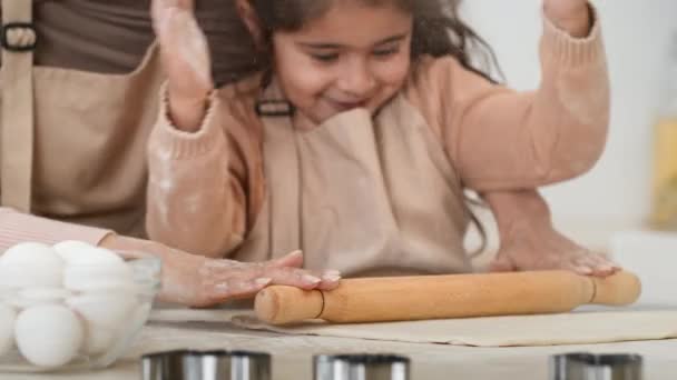 Arabe petite fille et mère rouler pâte pâtisserie à l'intérieur — Video