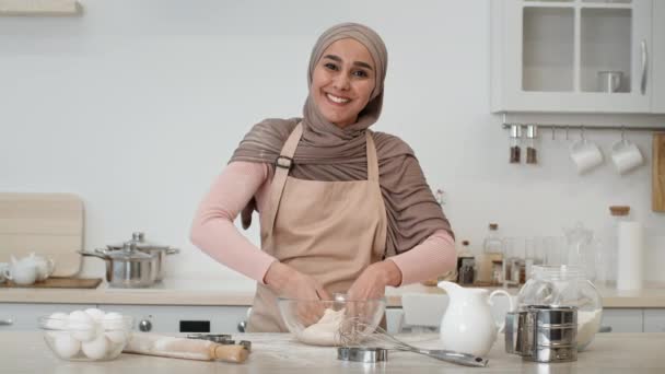 Felice musulmano moglie in hijab impastare pasta in piedi in cucina — Video Stock