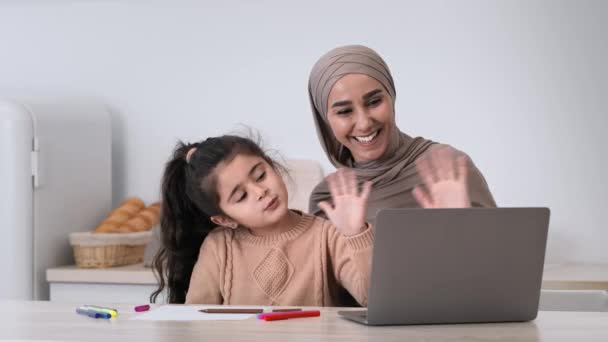 ムスリムの母と娘のビデオ｜自宅でラップトップを介して呼び出します — ストック動画