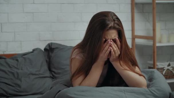 绝望的女人在家里的卧室里哭着从抑郁症中挣扎出来 — 图库视频影像