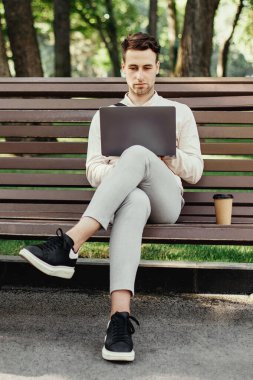 Parktaki covid-19 tecrit sırasında sosyal ağlar ve uzaktan çalışma