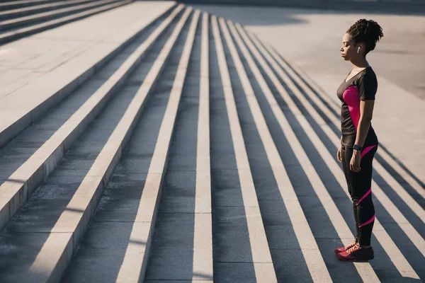 Blogger saudável ou modelo esportivo fazendo exercícios para perder peso — Fotografia de Stock