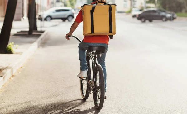 Restorandan ofise ya da eve taze yiyecek ve yeni normal yemek servisi.