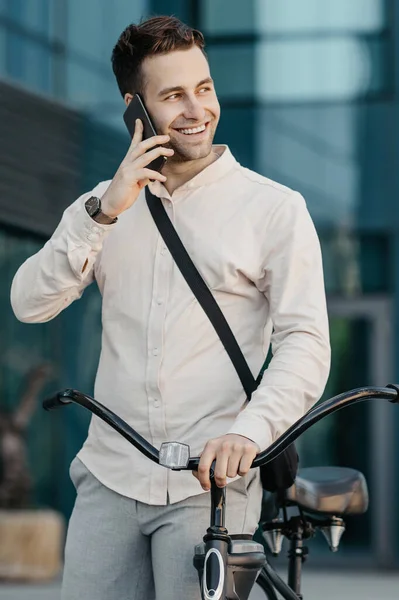 Aktiver Lebensstil, Gesundheitsfürsorge, Sport und der Weg zur Arbeit — Stockfoto