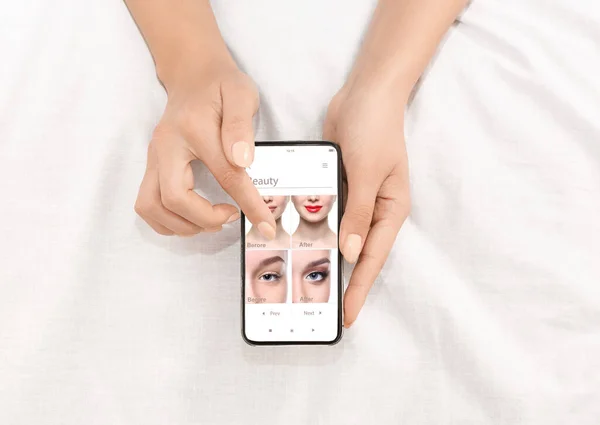 Réalité augmentée Beauty App. Femme essayant différents maquillage en ligne — Photo