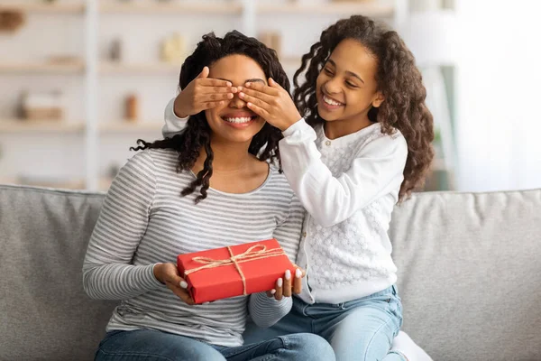 Schattig krullend zwart meisje maken verjaardag verrassing voor mam — Stockfoto