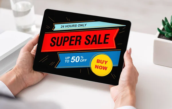 Бізнес жінка використовує цифровий планшет з екраном суперпродажів — стокове фото