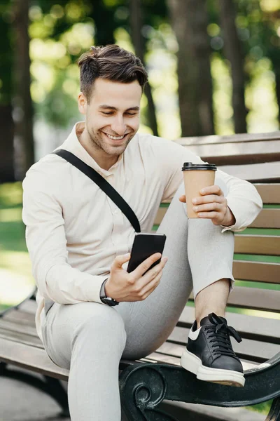 Relaks na zewnątrz, kawa, czat online i oferta w Internecie — Zdjęcie stockowe