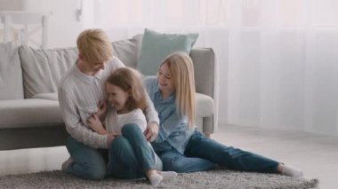 Mutlu Anne Gıdıklayan Kızları Evde Eğleniyor