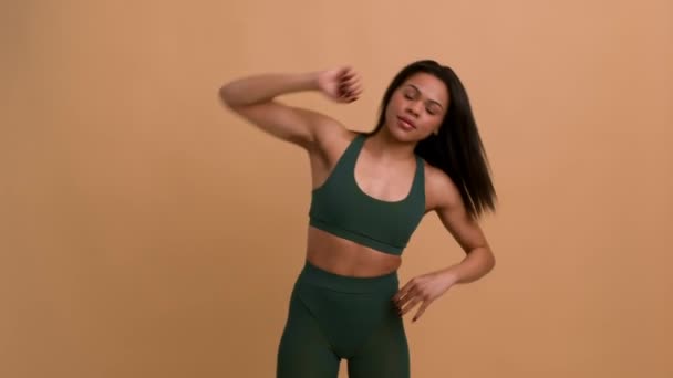 Afrikanische Fitness-Frau macht Side Bend Stretch Übung, beiger Hintergrund — Stockvideo