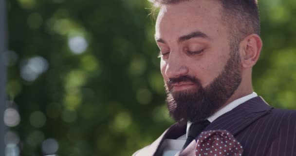 Close up retrato de empresário maduro alegre conversando no smartphone, descansando no parque público, câmera lenta, espaço livre — Vídeo de Stock