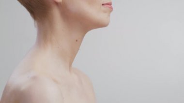 Mükemmel vücut durumu. Tanımlanamayan orta yaşlı bir kadının boynunu okşarken ve dekolte bir bölgede çekilmiş yakın çekimi.