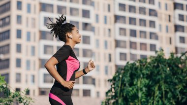 Şehir parkında koşmak, sporcu kadın dışarıda koşmak, sokakta tek başına çalışmak.