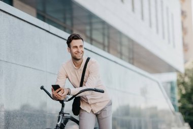 Yakışıklı hippi kahve molasında internette geziniyor.