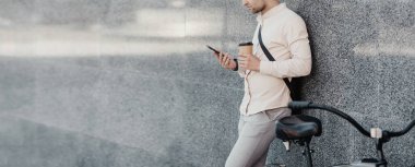 İşe ara verir, dinlenir ve dışarıda kahve içer.