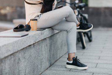 Ofis açık, teneffüste çalışmak ve modern online cihazlar.