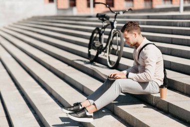 Covid-19 karantinası sırasında şehirde acil iş ve teslim tarihi