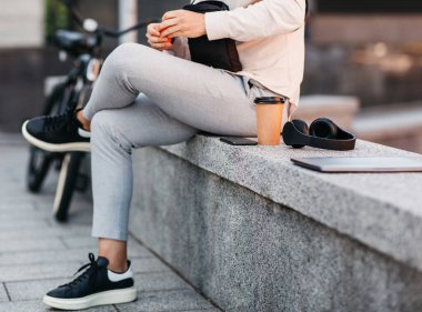 COVID-19 tecridi sırasında açık havada çalış ve çalış