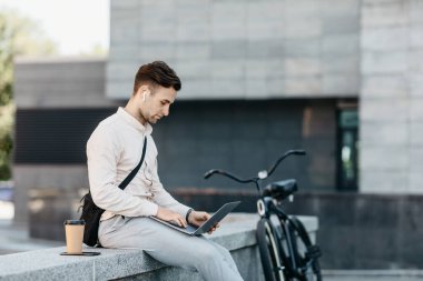 Açık havada çalışan bir işadamı, şehirdeki online teknoloji işçisi.