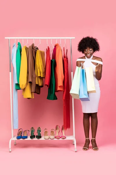 Femme africaine regardant dans le sac à provisions criant dans l'excitation, Studio — Photo