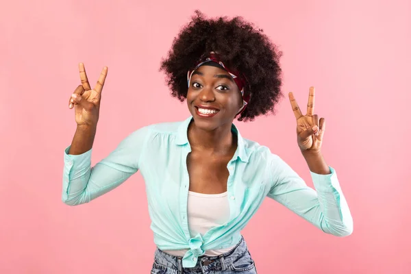 Vidám fekete Bushy Női Gesturing V-Sign át rózsaszín háttér — Stock Fotó