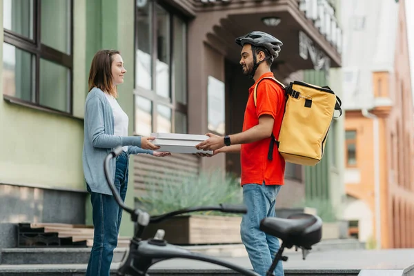 Service in der Stadt und moderne Essenslieferung — Stockfoto