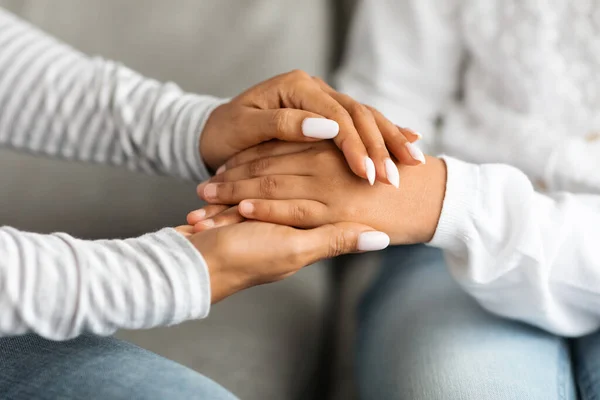 Von schwarzer Mutter beschnitten, die Tochter hält — Stockfoto