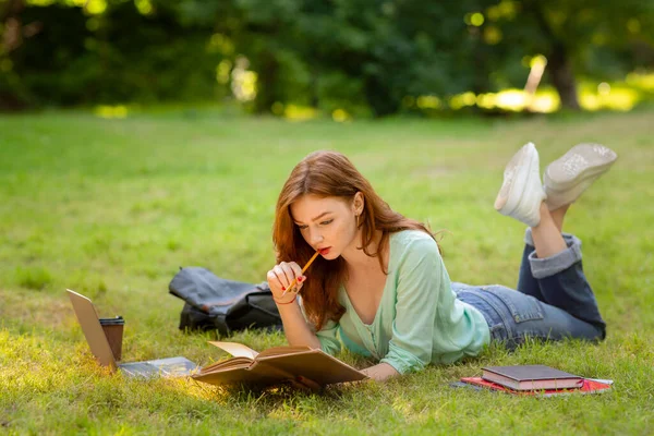 Estudiante universitaria joven lectura libro, lecciones de aprendizaje al aire libre, preparación para los exámenes — Foto de Stock