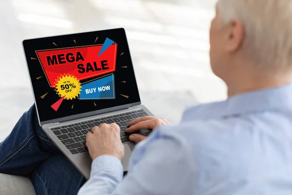Äldre dam köpa online, med hjälp av laptop hemma — Stockfoto