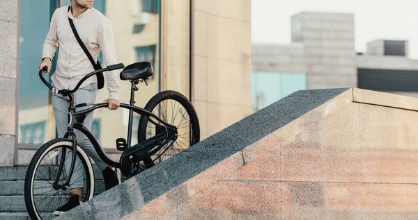 Ga naar kantoor tijdens covid-19 pandemie, gezonde en actieve levensstijl, eco transport buiten — Stockfoto