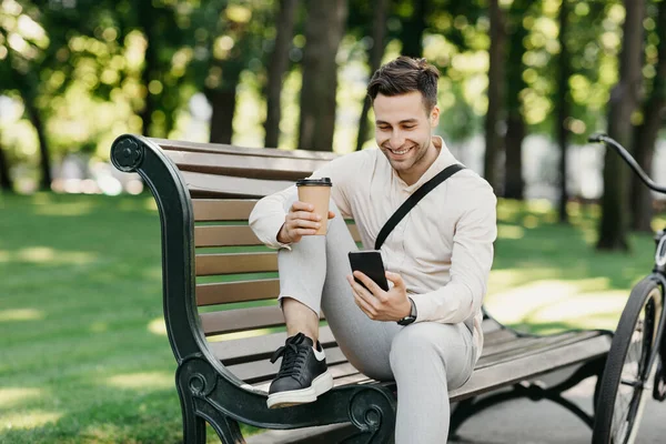 Chat online ao ar livre, relaxar no parque, oferta e boa mensagem — Fotografia de Stock