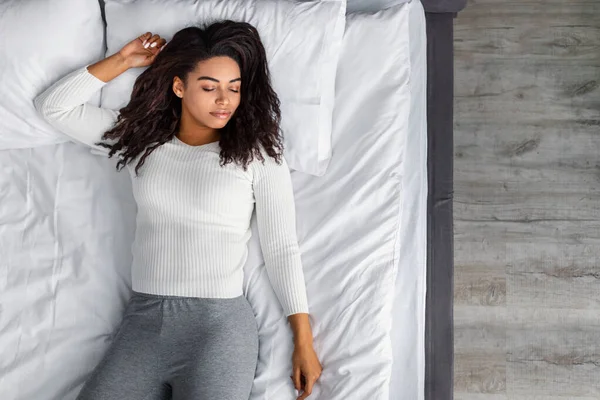 Top view of young African American woman sleeping in bed — Stock Photo, Image