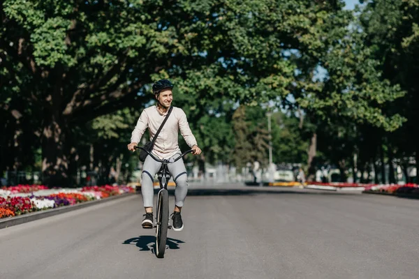 Hipster podnikatel s jízdou na kole do práce ve městě, ekologické dopravy a covid-19 pandemie — Stock fotografie