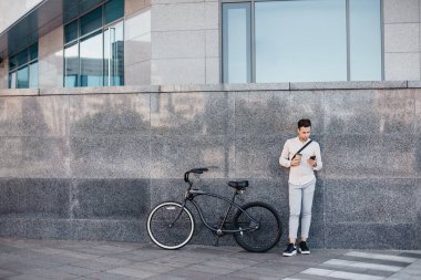COVID-19 salgını sırasında sosyal medya, mobil uygulama ve paket kahve.