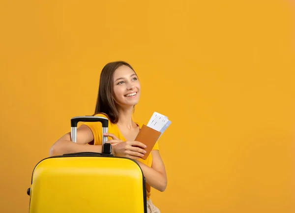 Mulher feliz posando sobre fundo estúdio amarelo, pronto para férias — Fotografia de Stock