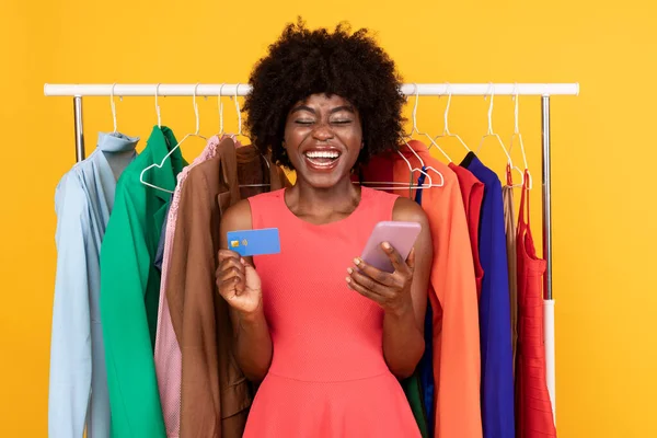 Heyecanlı Afrikalı Kadın Tutma Telefonu ve Kredi Kartı, Sarı Arkaplan — Stok fotoğraf