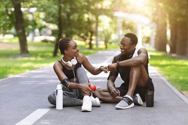 Motivato africano coppia pugno battendo ogni altri dopo successo allenamento in parco — Foto Stock