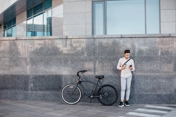 COVID-19 salgını sırasında sosyal medya, mobil uygulama ve paket kahve.