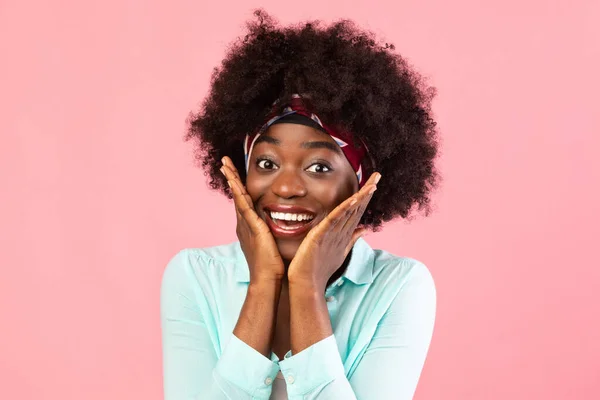 Opgewonden Afro-Amerikaanse sussende vrouw op zoek naar camera over roze achtergrond — Stockfoto