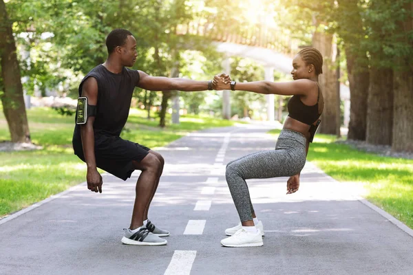 Lavoro di squadra nello sport. attivo nero coppia esercizio insieme in città parco — Foto Stock