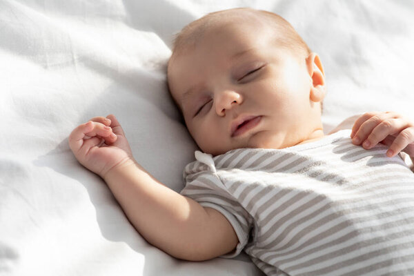 Портрет симпатичного младенца, спящего в постели