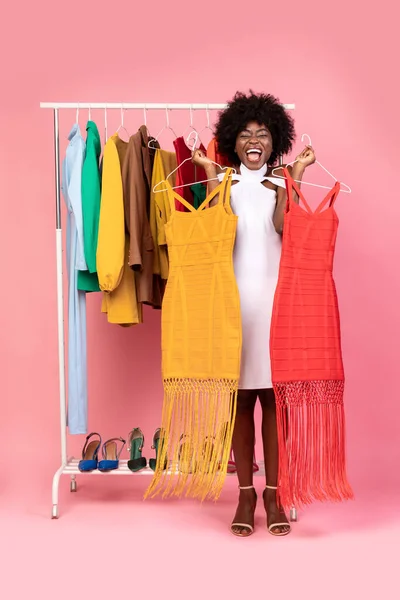 Emocional Shopaholic Mulher gritando Escolhendo Entre Dois Vestidos, Studio Shot — Fotografia de Stock