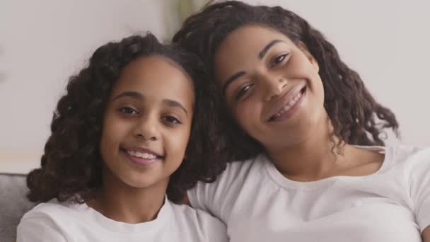 Boldog női generációt. Közelkép a gondtalan, nyugodt afro-amerikai anya és lánya öleléséről — Stock videók