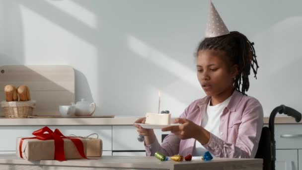 Déprimé handicapé noir fille célébration anniversaire assis en fauteuil roulant intérieur — Video