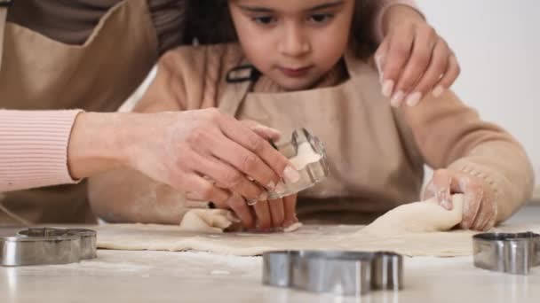 Maman musulmane et petite fille faisant des biscuits dans la cuisine, cultivé — Video