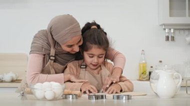 Başörtülü Müslüman Anne ve Kızı Mutfakta Kurabiye Yapıyor